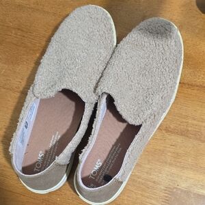 TOMS Women's Cozy Tan Slippers